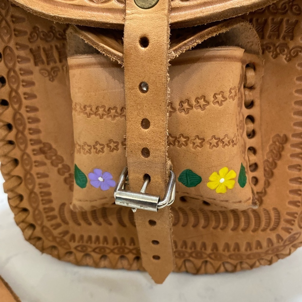 Tan Crossbody Bag with Sleek Design - Picture 5 of 12